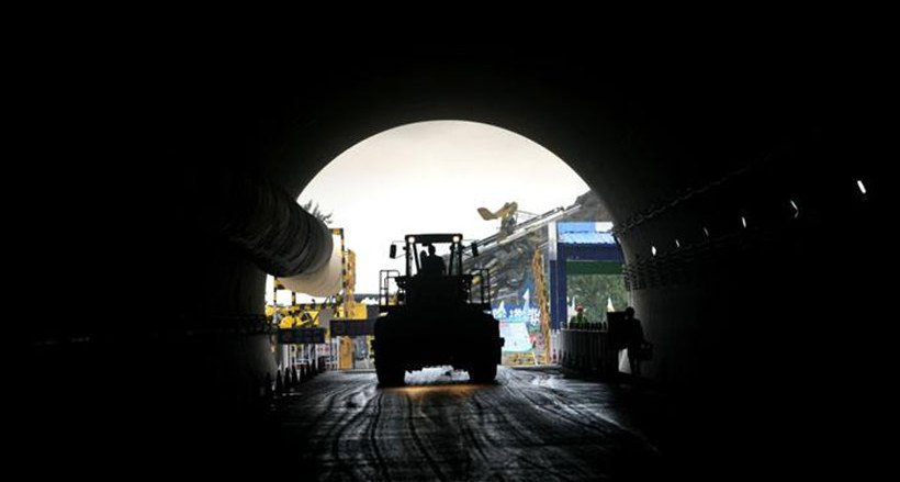The longest road tunnel under construction in Xinjiang has been fully operational